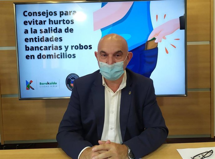 El concejal de Seguridad Ciudadana de Barakaldo, Ángel Madrazo, en rueda de prensa
