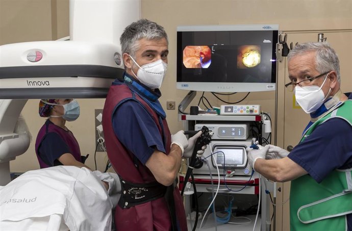 Archivo - En tan solo una hora sha podido extraer un cálculo de gran tamaño a la entrada del hígado de un paciente que presentaba una infección potencialmente peligrosa