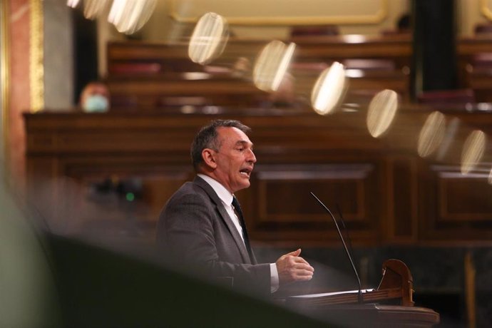 Archivo - El diputado de Unidas Podemos y portavoz de IU en el Congreso, Enrique Santiago interviene durante una sesión plenaria en el Congreso de los Diputados, en Madrid (España), a 16 de febrero de 2021.