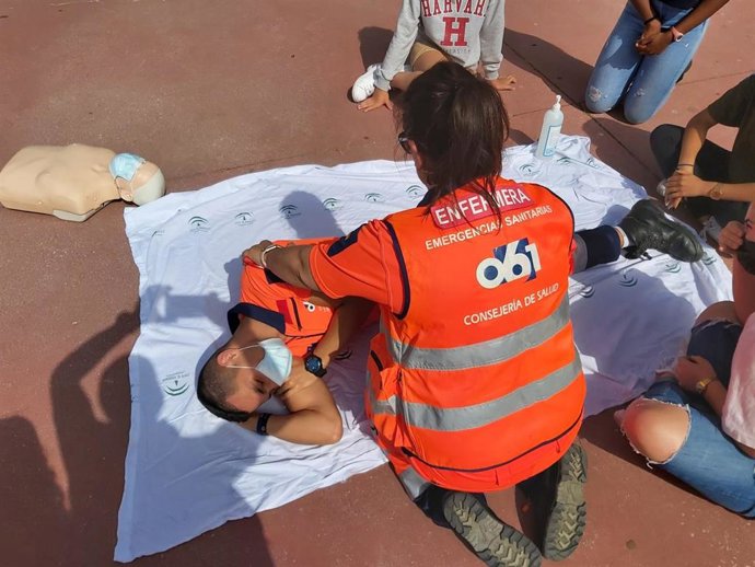 Un profesional de EPES 061 en una jornada de formación para alumnos en reanimación cardipulmonar y primeros auxilios