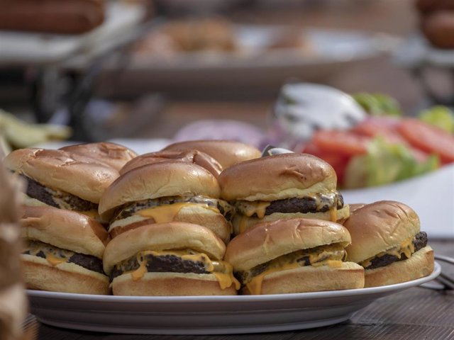 Archivo - La hamburguesa se ha convertido en uno de los alimentos más consumidos de los españoles y 8 de cada 10 la consumen habitualmente