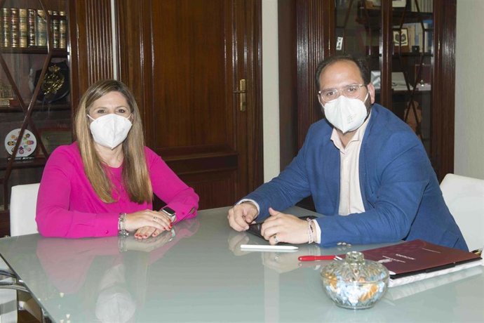 Encuentro de trabajo de la presidenta de la Diputación Provincial de Cádiz, Irene García, con el alcalde de Castellar de la Frontera, Adrián Vaca.
