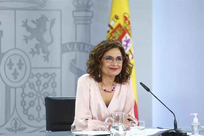 La ministra portavoz y ministra de Hacienda, María Jesús Montero, comparece en una rueda de prensa posterior al Consejo de Ministros extraordinario, en el Complejo de La Moncloa, a 27 de mayo de 2021, en Madrid (España). 