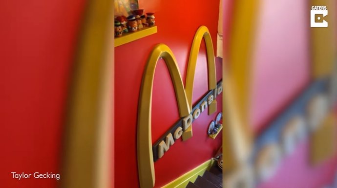 Fan de McDonald's transforma su casa en un santuario de comida rápida