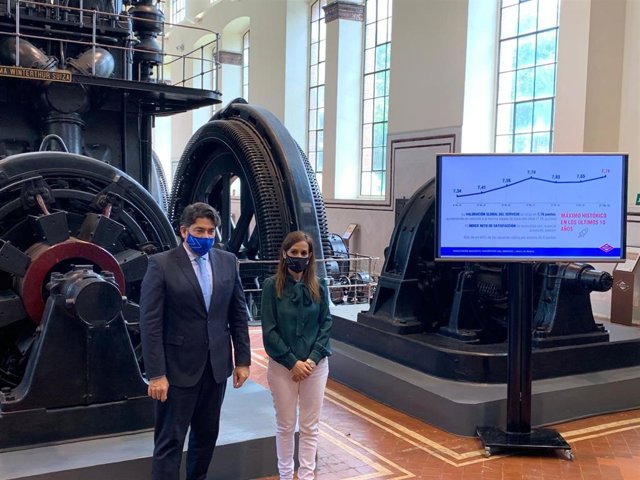 El consejero de Vivienda, Administración Local y Transportes en funciones, David Pérez, junto a la CEO de Metro de Madrid, Silvia Roldán