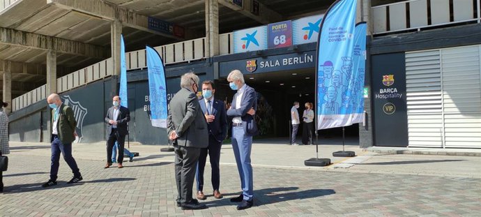 El presidente de la Generalitat, Pere Aragons, junto al conseller de Salud, Josep Maria Argimon, y el presidente del Collegi Oficial de Metges de Barcelona (COMB), Jaume Padrós, durante su visita al punto de vacunación Sala Berlín-Camp Nou