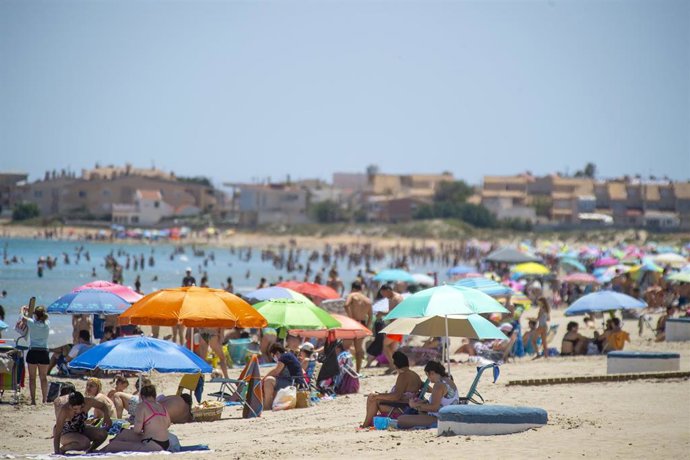 Varias personas en la Playa de Levante, en la Manga del Mar Menor, a 16 de abril de 2021, en Cartagena, Región de Murcia (España). Este fin de semana se cumple una semana desde el fin del estado de alarma. En Murcia, el fin de este marco jurídico se tra