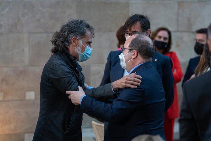 El presidente de mnium Cultural (i), Jordi Cuixart, abraza al ministro de Política Territorial y Función Pública y secretario del PSC, Miquel Iceta (d), durante la toma de posesión de Pere Aragons como presidente de la Generalitat en el Pati dels Taro