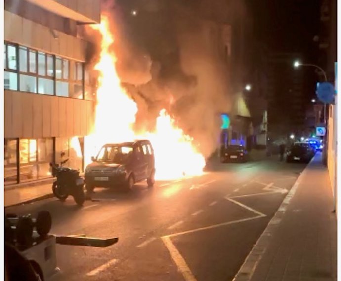 Bomberos extiguen un virulento incendio de un contenedor que ha afectado a un centro de menores de Alicante