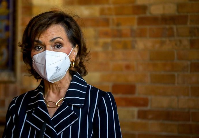 La vicepresidenta del Gobierno, Carmen Calvo, este viernes en Sevilla  antes de clausurar el acto de presentación del libro 'Memoria Democrática. Fosas y exhumaciones".