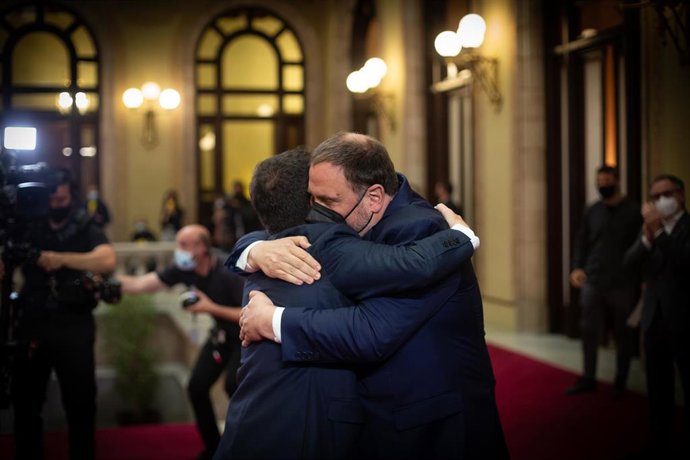 El nuevo presidente de la Generalitat, Pere Aragons, y el líder de ERC, Oriol Junqueras, se abrazan tras la investidura de Aragons como jefe del Ejecutivo catalán en una imagen de archivo.