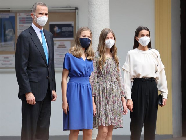 Los Reyes, la Princesa Leonor y la Infanta Sofía en la confirmación de la heredera al trono