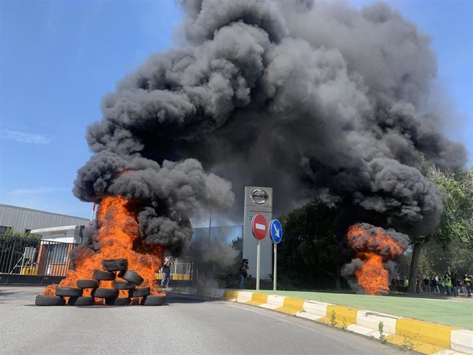 Un millar de empleados de Nissan protestan ante la planta de Barcelona al año de anunciar su cierre