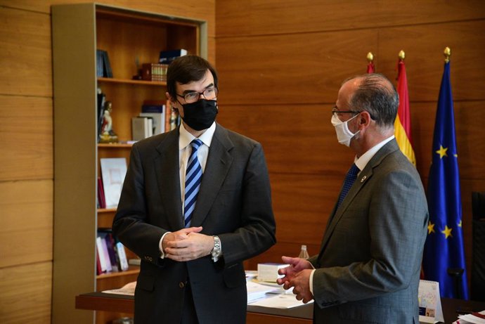 Juan González-Barba (izda) junto al presidente de las Cortes, durante un momento del encuentro.