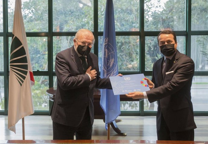 Entrega placa de Unitar a Unicaja Banco