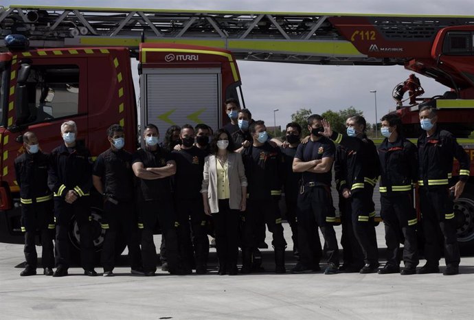 La presidenta en funciones de la Comunidad de Madrid, Isabel Díaz Ayuso, junto a varios bomberos, durante la inauguración el nuevo parque regional de Bomberos de la Comunidad de Madrid situado en el municipio de Alcobendas, a 28 de mayo de 2021, en Alco