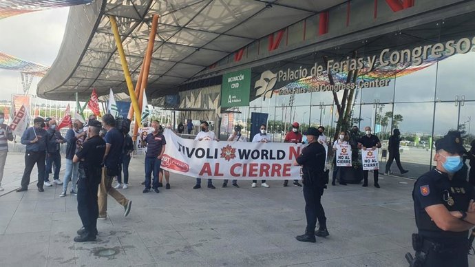 Concentración en relación con Tívoli a las puertas del Palacio de Ferias y Congresos de Málaga