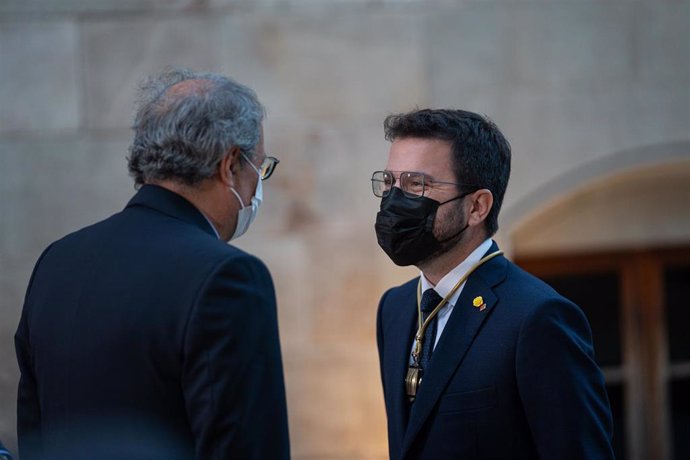 El expresidente de la Generalitat, Quim Torra, y el nuevo presidente, Pere Aragons, en una imagen de archivo.