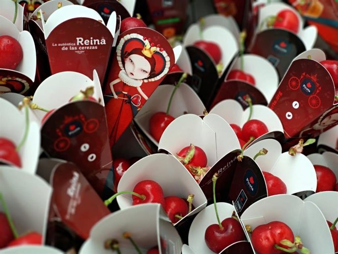 Archivo - Reparten conos de cerezas del Jerte en Cáceres y Trujillo para cambiarlos por cigarrillos con motivo del Día Sin Tabaco