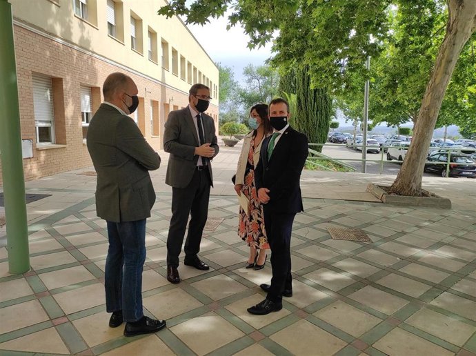 Juan Gómez (c), junto a responsables municipales y de la UJA.