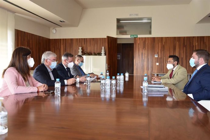 Reunión entre el consejero de Fomento, Nacho Hernando, y los alcaldes de Illescas, Yuncler y Yeles