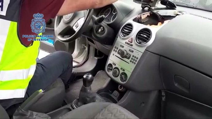 Lugar en el que se encontraba escondida la heroína en el interior del vehículo interceptado en Badajoz.