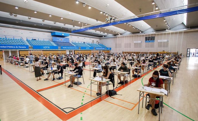 Archivo - Estudiantes de la EvAU en la prueba del pasado año