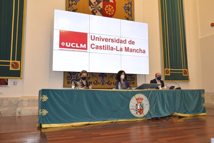 La vicerrectora de Estudiantes, María Ángeles Carrasco Gutiérrez, informa sobre la organización de la EvAU