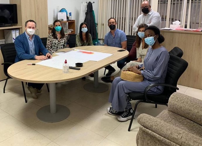 El delegado de Agricultura, Ganadería y Pesca de la Junta de Andalucía en Córdoba, Juan Ramón Pérez (izda.), en su visita a las instalaciones de Hortalizas del Genil.