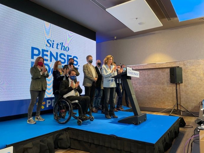 Archivo - La candidata del PDeCAT, ngels Chacón, comparece junto al presidente del partido, David Bonvehí, y el portavoz en el Congreso para valorar los resultados del 14F.