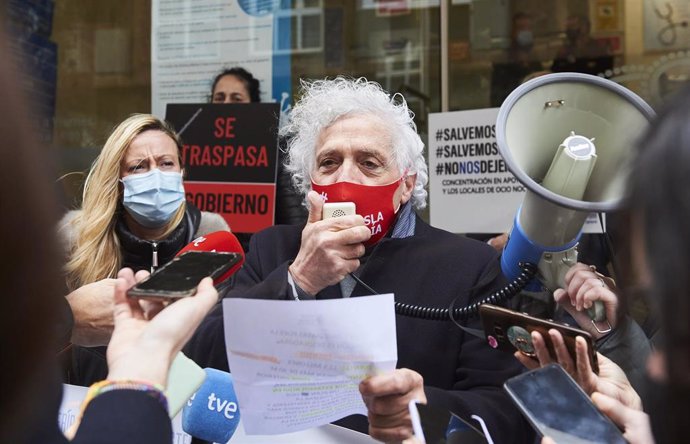 Archivo - El presidente de la Asociación Empresarial de Hostelería de Cantabria (AEHC), Ángel Cuevas, en un acto de protesta frente a la Consejería de Sanidad.
