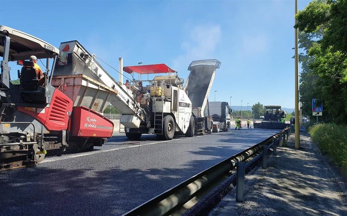 Refuerzo de firmes en una carretera