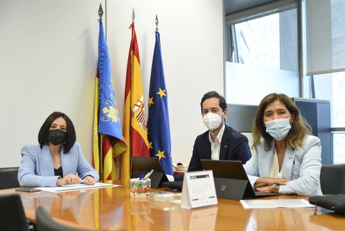 El CEO de Greenalia, Manuel García; y la directora de Desarrollo Corporativo y Sostenibilidad de Greenalia, Beatriz Mato, durante una reunión con la secretaria autonómica de Economía Sostenible, Sectores Productivos, Comercio y Consumo, Rebeca Mariola