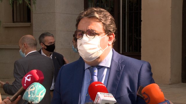El vicepresidente segundo y consejero de Sanidad, José María Vergeles, en declaraciones a los medios