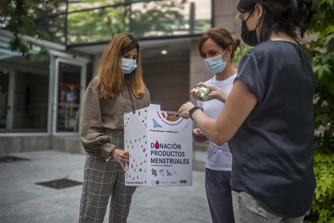 La líder de Más Madrid, Mónica García, lleva a la Asamblea de Madrid un buzón de recogida de productos de higiene menstrual