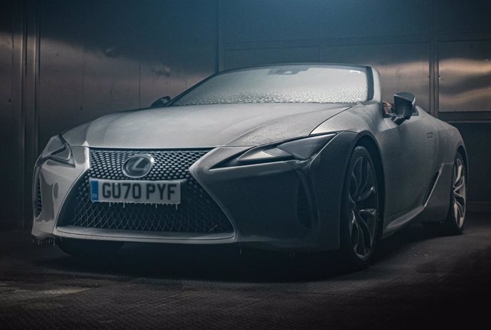 Lexus LC Cabrio congelado.