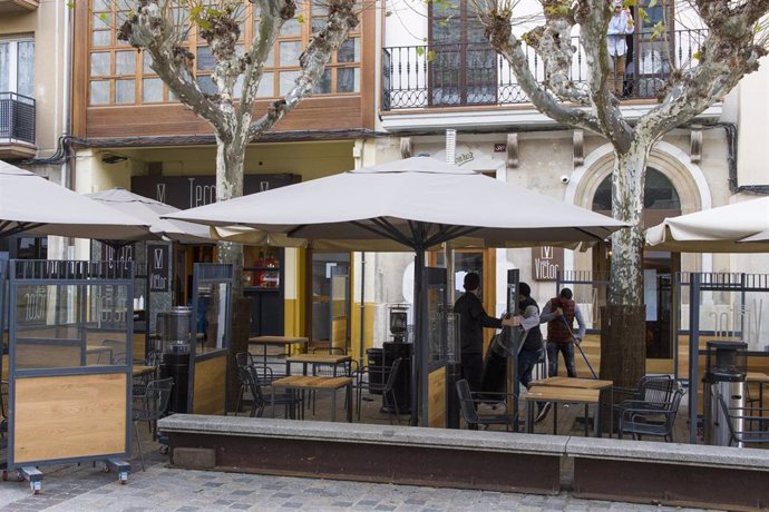 Archivo - Un camarero recoge su establecimiento a las 17. 00 horas el día de la entrada en vigor de nuevas restricciones impuestas por el gobierno de la Rioja, en Logroño, la Rioja, (España),