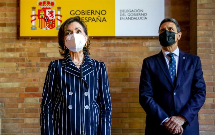 La vicepresidenta del Gobierno, Carmen Calvo, junto al delegado del Gobierno en Andalucía, Pedro Fernández, este viernes en Sevilla antes de clausurar la presentación del libro 'Memoria Democrática. Fosas y exhumaciones".