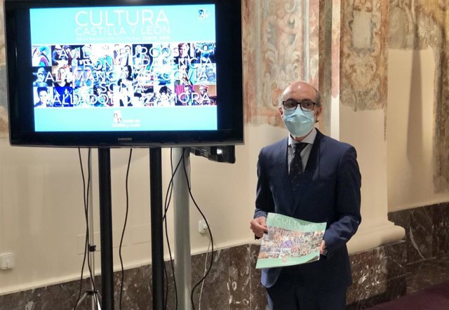 Javier Oretga posa con el catálogo de actividad cultural de la Junta programada para el mes de junio.