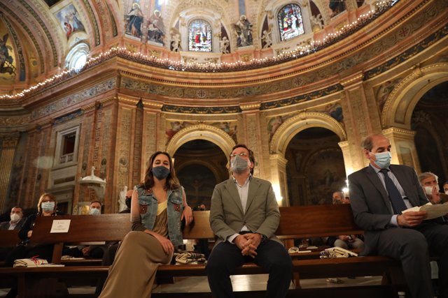 El alcalde de Madrid, José Luis Martínez-Almeida (centro), y la delegada del Área de Cultura en el Ayuntamiento de Madrid, Andrea Levy, durante la presentación de la programación del Año Sabatini