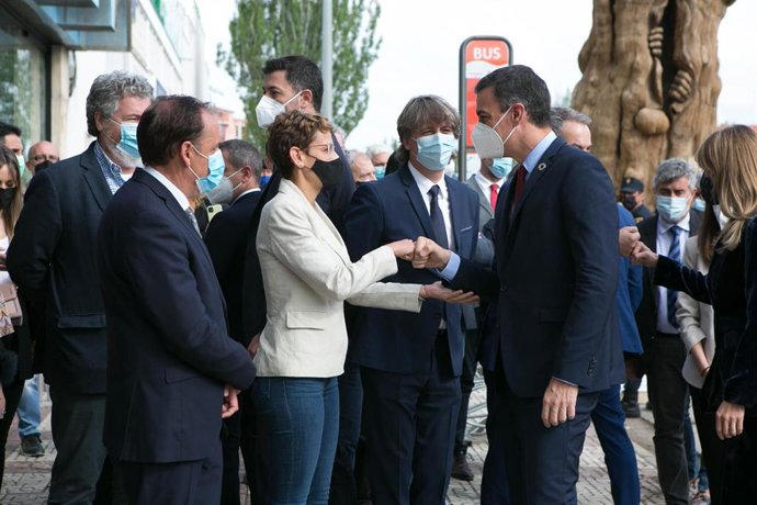 El presidente del Gobierno, Pedro Sánchez (d), saluda a la presidenta de Navarra, María Chivite, a su llegada a la inauguración de la IV Feria Nacional para la Repoblación de la España Rural Presura*20, a 28 de mayo de 2021, en El Hueco, Soria, Castilla