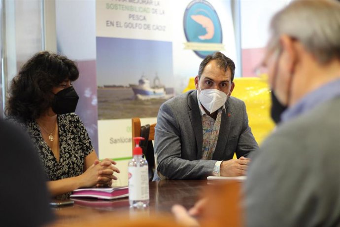 El coordinador general de IU Andalucía y portavoz de Unidas Podemos por Andalucía, Toni Valero, durante el encuentro con la Cofradía de Pescadores de Sanlúcar de Barrameda.