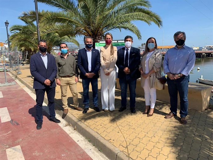 Bella Verano visita las obras del puente sobre el río Carreras en Isla Cristina.