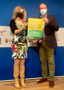 La concejal de Sanidad, Blanca Carpintero, y el presidente de la AECC de Burgos, Eduardo González.