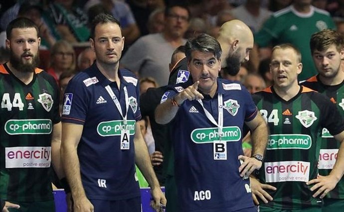 Archivo - El entrenador del TSV Hannover-Burgdorf, Antonio Carlos Ortega, con Iker Romero  a su derecha