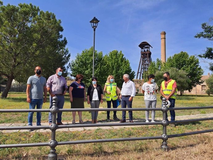 Llamas visita el Pozo 5 de Villanueva del Río y Minas junto al equipo de gobierno municipal