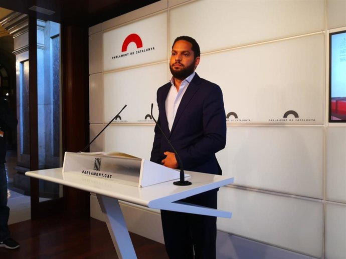 Ignacio Garriga (Vox) en rueda de prensa en el Parlament.
