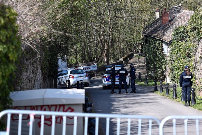 Archivo - 04 April 2021, France, Combs-la-Ville: Police officers cordoned off the area near the house of French businessman Bernard Tapie and his wife Dominique southeastern suburbs of Paris after they were assaulted by four men who entered their house 