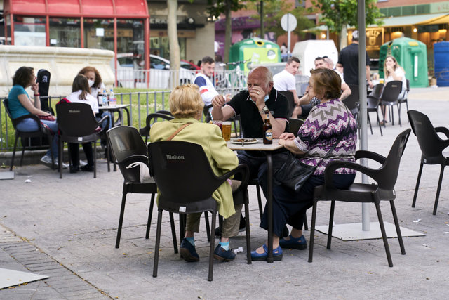 Varias personas en la terraza de una cafetería de Móstoles 