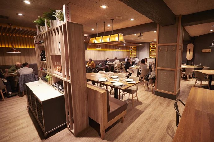 Archivo - Interior del restaurante El Burladero, en Pamplona, Navarra (España), a 17 de diciembre de 2020. Navarra reabre hoy el interior de los locales de hostelería con aforo al 30% tras casi dos meses de cierre por las restricciones frente al Covid-1